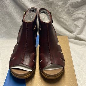 NIB Dansko smoke free house euro 38 ruby vintage color. Sandals